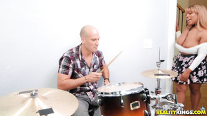 Curvy ebony babe opens asshole for a doggy style sex