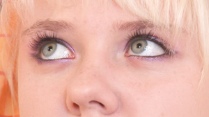 Cock hungry blonde teen fingers her wet slit in bed