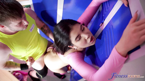 Gym czech babe with cunt lips that grip Lady Dee porn clip