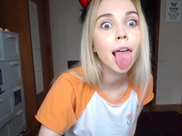 Blonde teen masturbates on webcam
