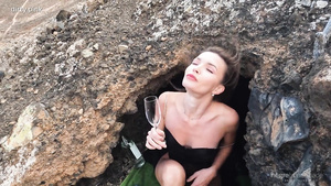 Skinny MILF hot solo video