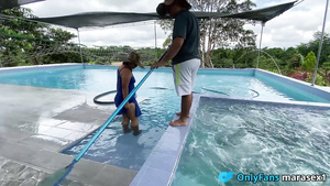 El Limpiador De Piscinas Destapo Mis Tuberias, La Alegria Estaba Llena De Boca - Plumper butted
