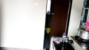 DESI BHABHI IN SAREE SULTRY - Housewives