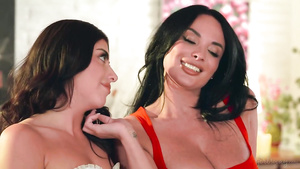 Gal Ritchie and Anissa Kate go lesbian