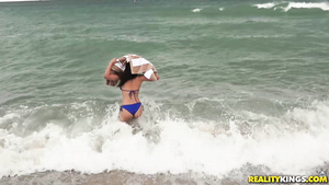 Horny guy picks up a gorgeous Latina on the beach
